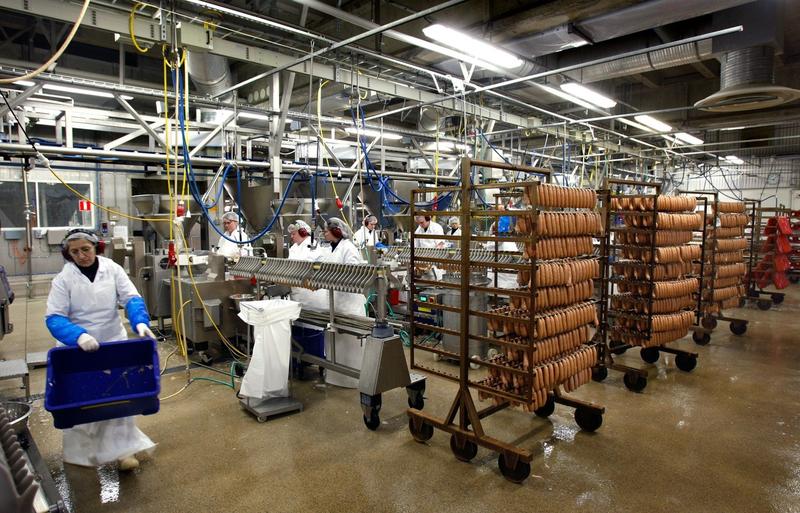 Interiorul unei fabrici de mezeluri