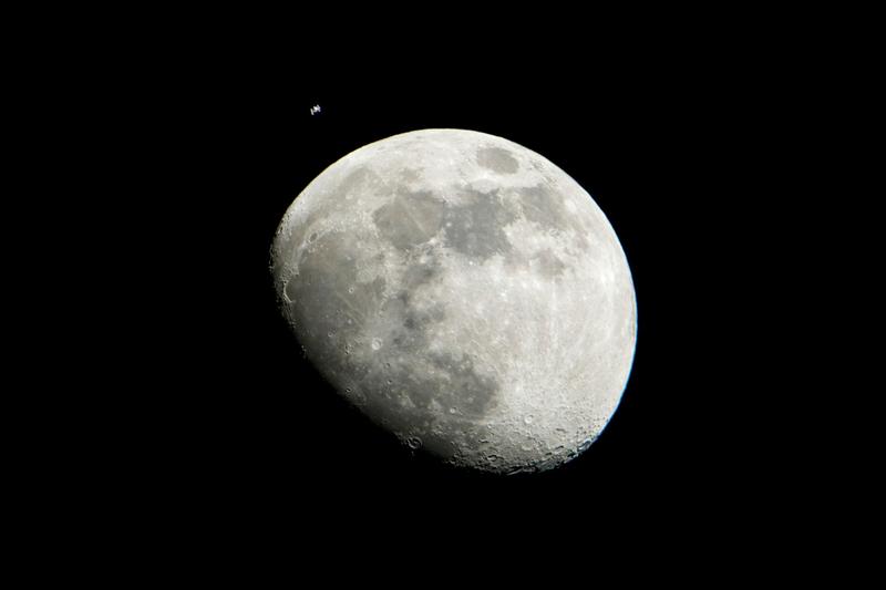 Luna, singurul satelit natural al Pamantului