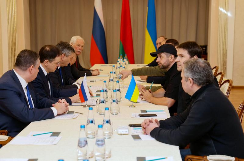 Mihailo Podoliak (al doilea din dreapta-jos) a fost negociatorul sef al Ucrainei la discutiile de pace cu Rusia