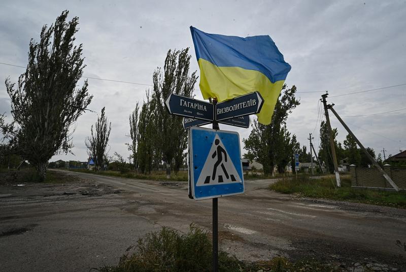 Război în Ucraina: steagul ucrainean flutură pe o stradă din localitatea eliberată Vîsokopillea, din regiunea Herson