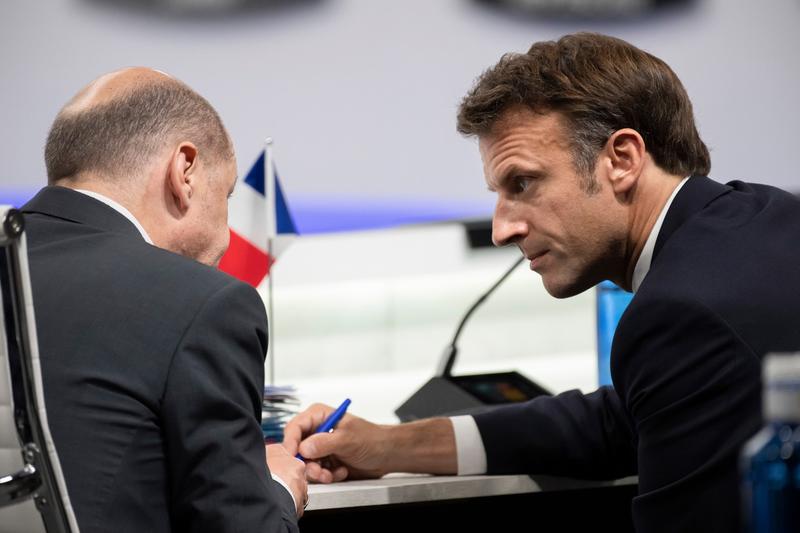 Emmanuel Macron discută cu Olaf Scholz
