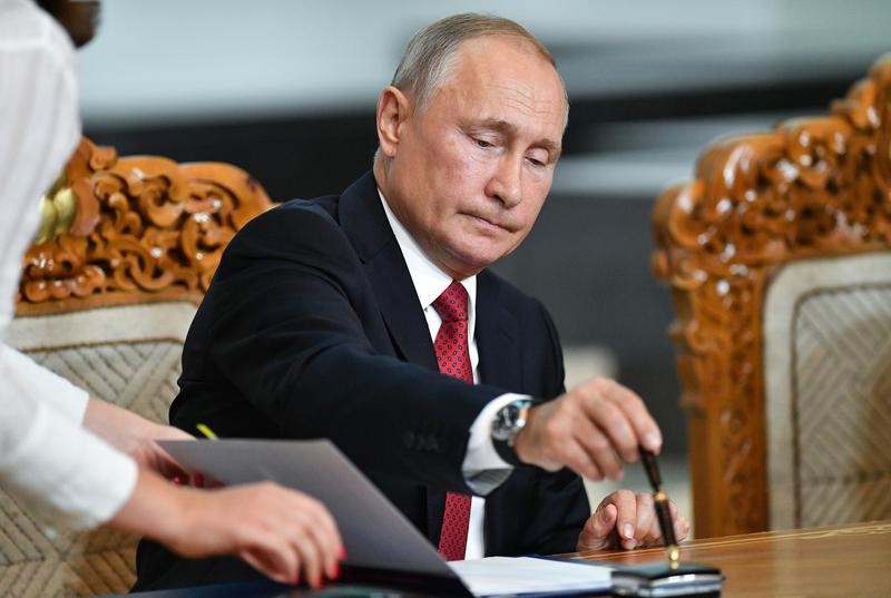 Vladimir Putin semnand un decret