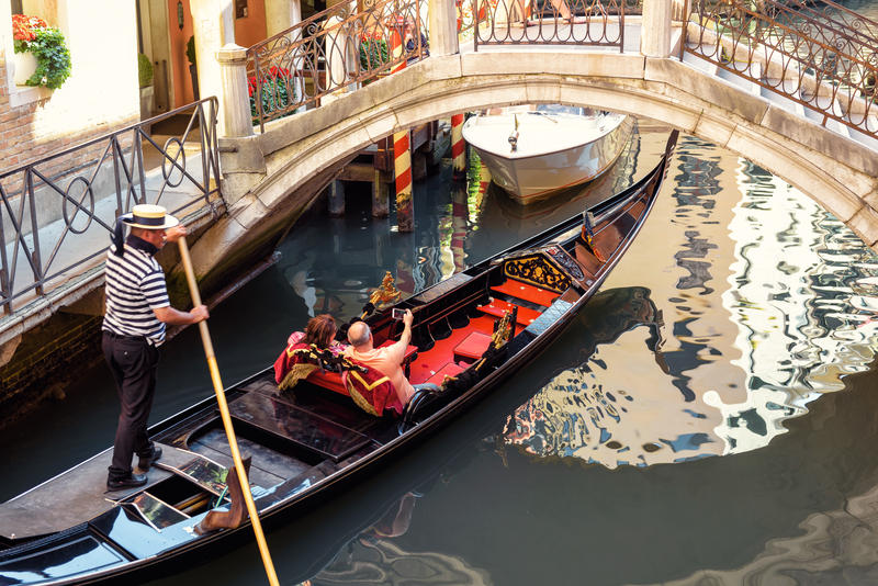 Turiști cu gondola la Veneția