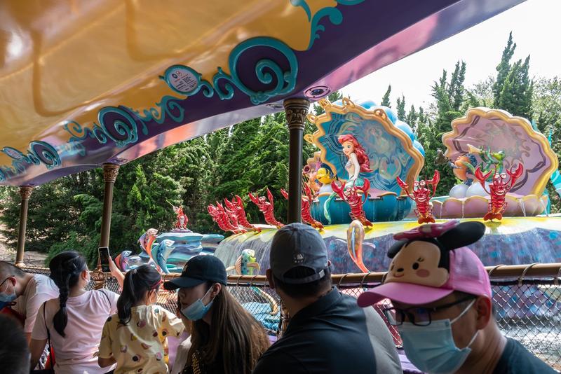 Vizitatori ai parcului de distractii Disney din Shanghai