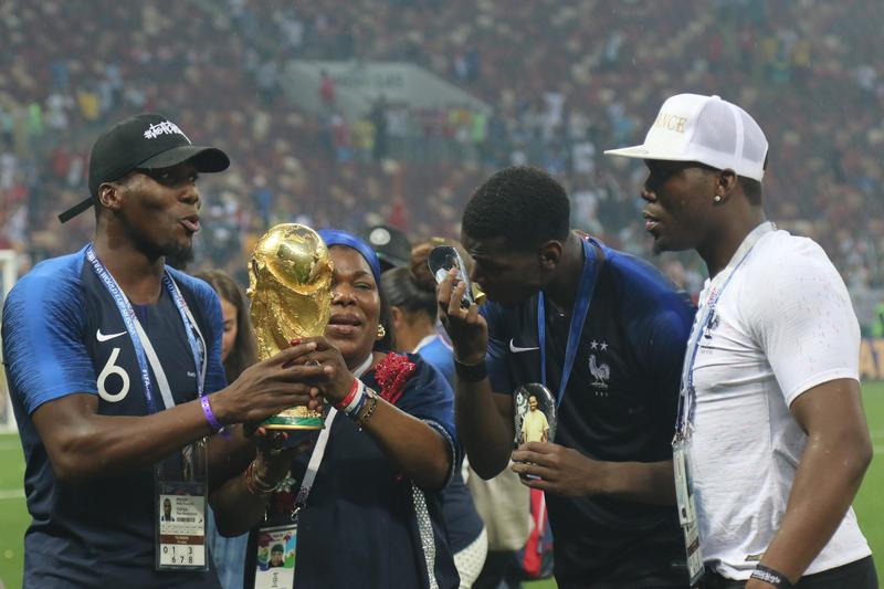 Paul Pogba impreuna cu trofeul CM de fotbal