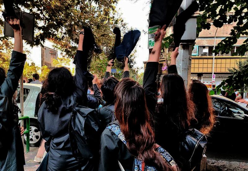 Tinere din Iran și-au scos eșarfele în timpul protestelor