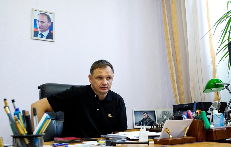 ​Kirill Stremousov, șeful adjunct al administrației regionale instalate de ruși în Herson, in biroul sau, cu un portret al lui Putin pe perete