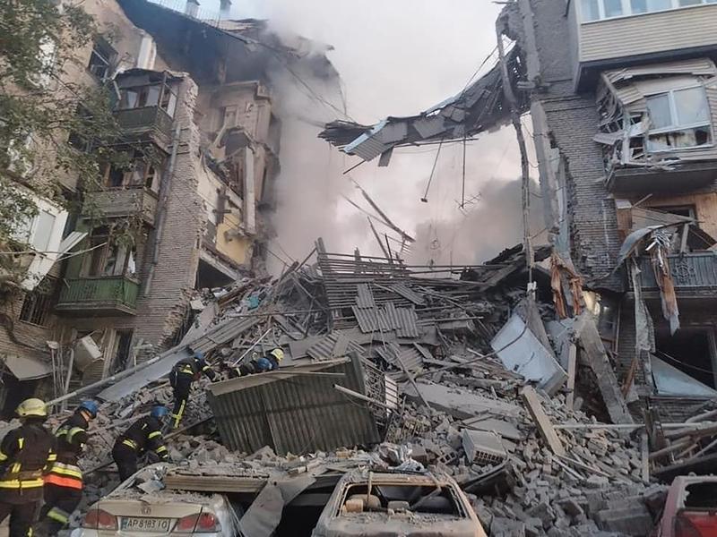 Cladire distrusa de atacurile rusesti in Zaporojie