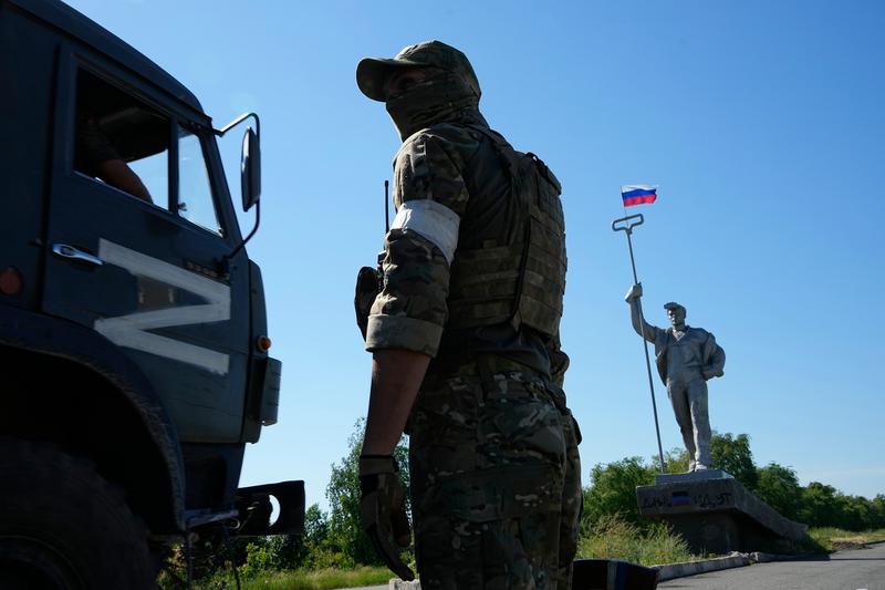 Război în Ucraina: steag rusesc arborat de forțele rusești în Mariupol