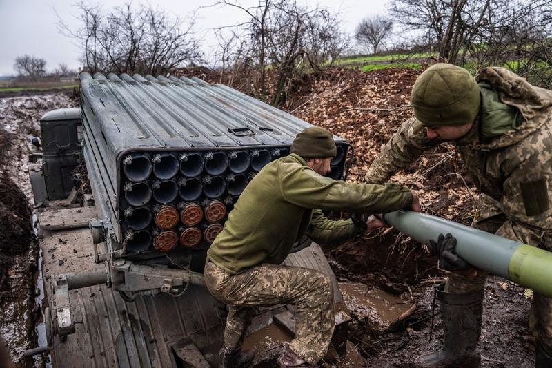 Soldați  ucraineni în apropierea liniei de front din Donbas