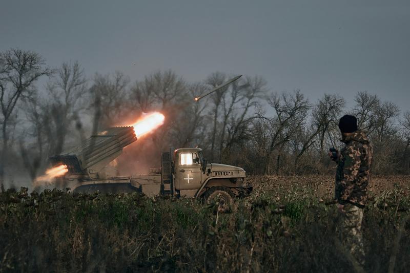 Soldații ucraineni trag cu un lansator de rachete Grad spre pozițiile rusești în Bahmut