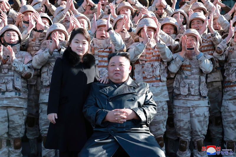 Liderul nord-coreean Kim Jong Un și fiica sa,  după lansarea rachetei balistice intercontinentale Hwasong-17