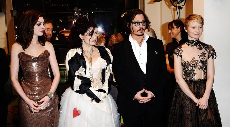 Helena Bonham Carter, aici in dreapta lui Depp, la premiera „Alice in Wonderland”