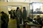 soldati rusi in unforme la un centru de pregatire pentru mobilizare