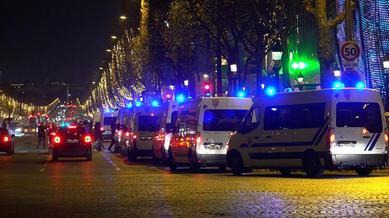Echipaje de politie pe Champs-Elysees dupa victoria Frantei din semifinalele CM 2022