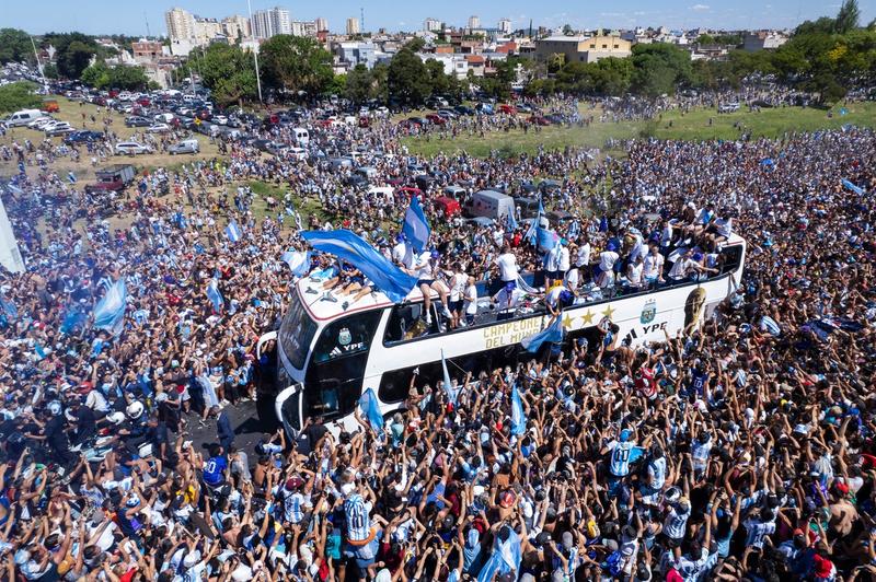 Jucatorii Argentinei au sarbatorit alaturi de fani castigarea Cupei Mondiale din Qatar