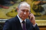 Vladimir Putin la telefon