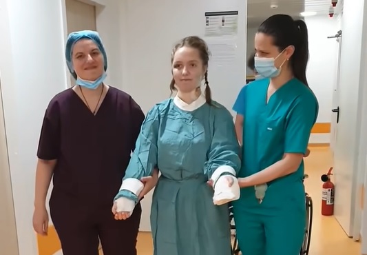 Iaşi: Fata căreia i-au fost replantate ambele braţe după un accident a fost externată din spital. „Singura replantare bilaterală de braţe din Europa și a doua din lume” - HotNews.ro