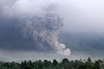 Vulcanul Semeru erupe în Indonezia