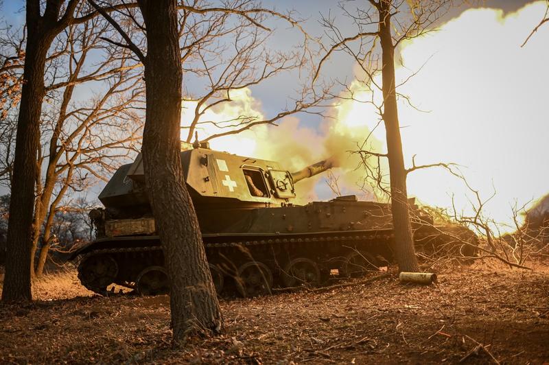 Război în Ucraina - Forțele ucrainene trac cu un tun autopropulsat 2S3 Akatsiya
