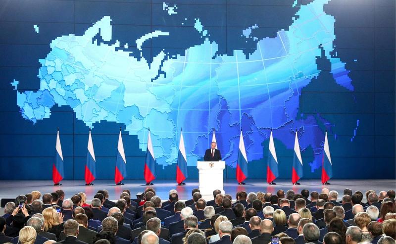 Vladimir Putin cu harta Rusiei in spate