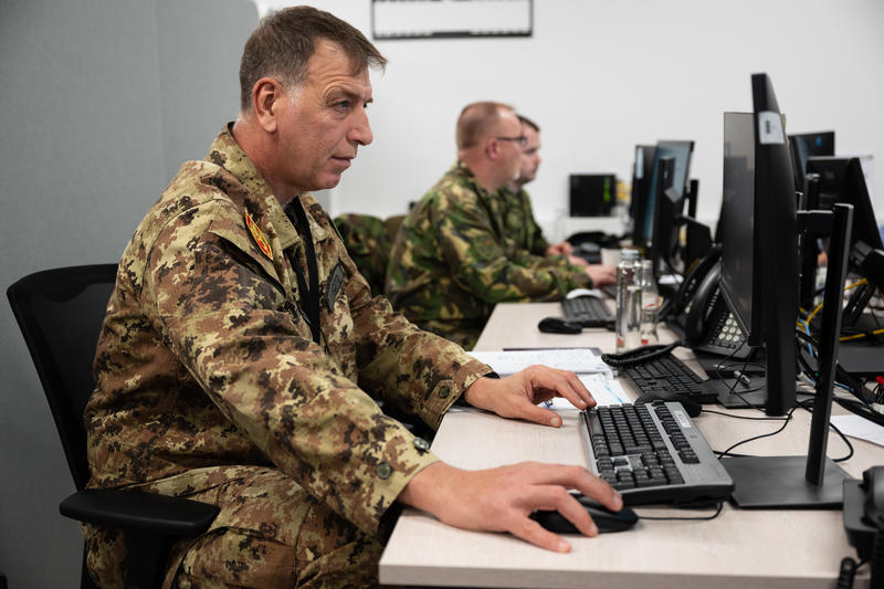 Militari NATO în cadrul unui exercițiu de apărare cibernetică