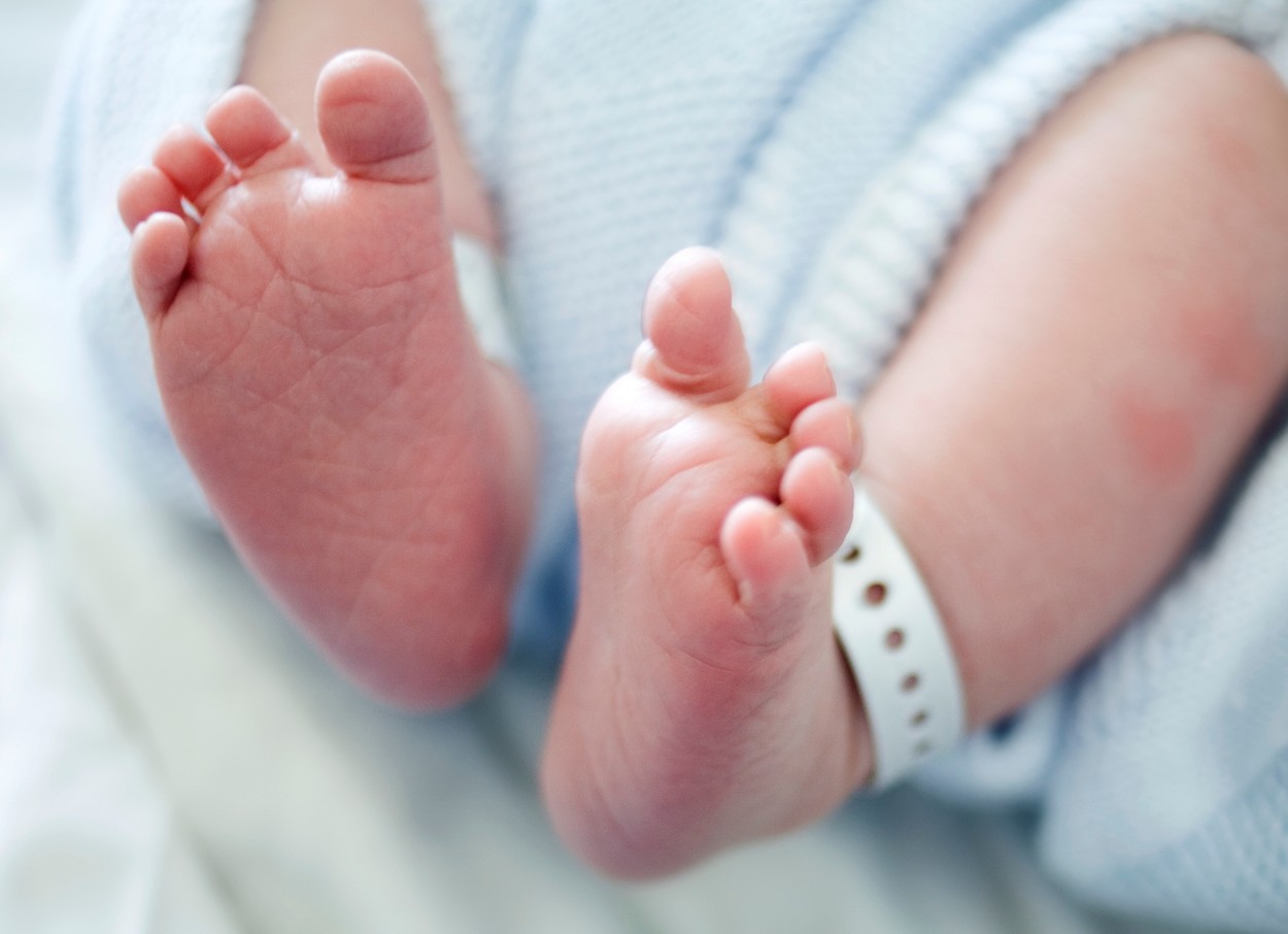 Anchetă la maternitatea din Arad, după ce o gravidă şi copilul său au murit în spital în urma unei infecţii respiratorii severe