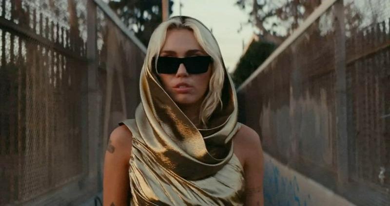 Miley Cyrus în videoclipul piesei Flowers