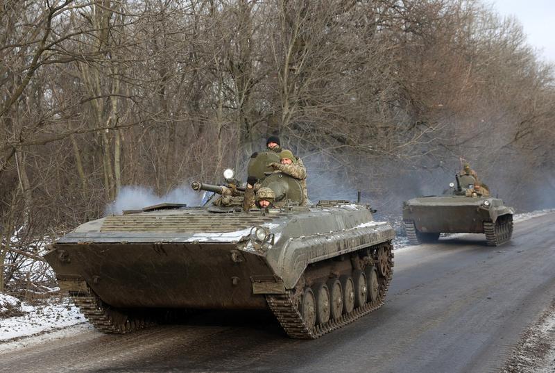 Soldați ucraineni cu transportoare blindate în apropierea frontului din Bahmut