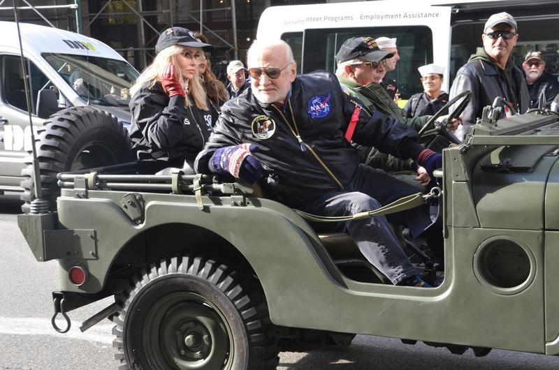 Buzz Aldrin conducând un Jeep la Parada de Ziua Veteranilor în New York în 2019