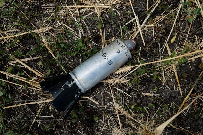 O bombă cu dispersie neexplodată înainte de a fi detonată cu explozibili într-o explozie controlată de o echipă ucraineană de geniști în afara orașului Nikolaev