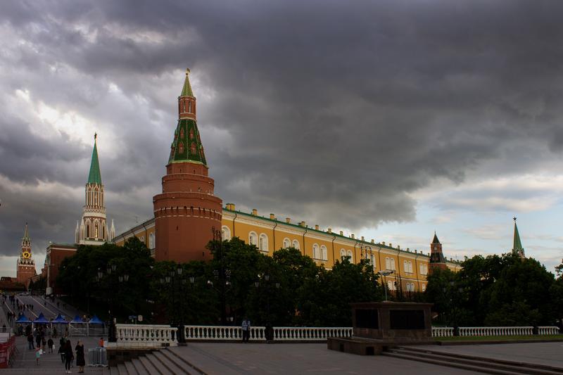 Nori deasupra Kremlinului