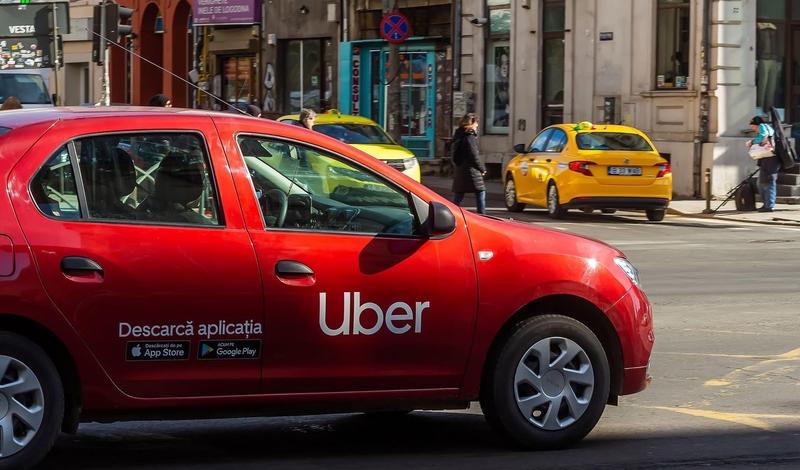 Mașini Uber și taxiuri în Bucuresti