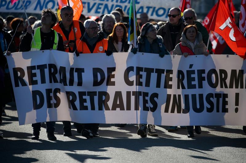 Milioane de francezi cer in strada retragerea reformei pensiilor 