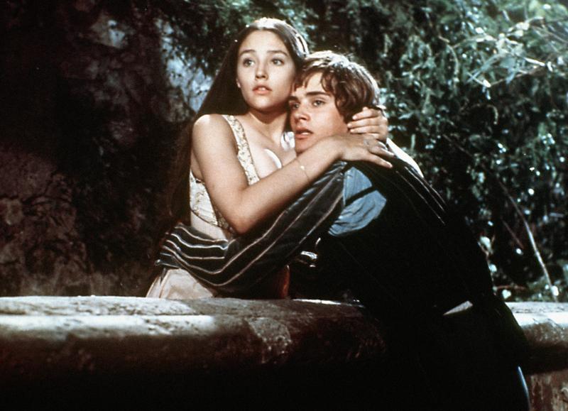 ​Olivia Hussey şi Leonard Whiting in filmul „Romeo si Julieta” din 1968