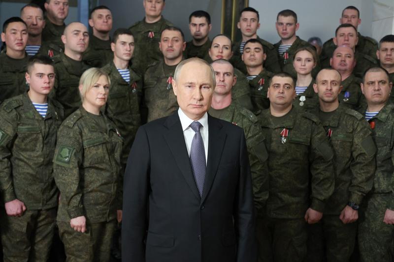 Putin inconjurat de militari in Ajunul Anului Nou 