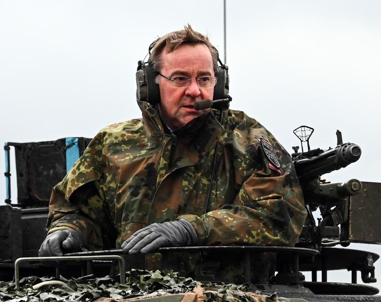 Boris Pistorius într-un tanc german Leopard 2 A6