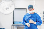 Medic în sala de operație