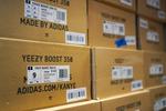 Adidas ar putea pierde venituri uriașe dacă nu va putea vinde stocurile de produse Yeezy