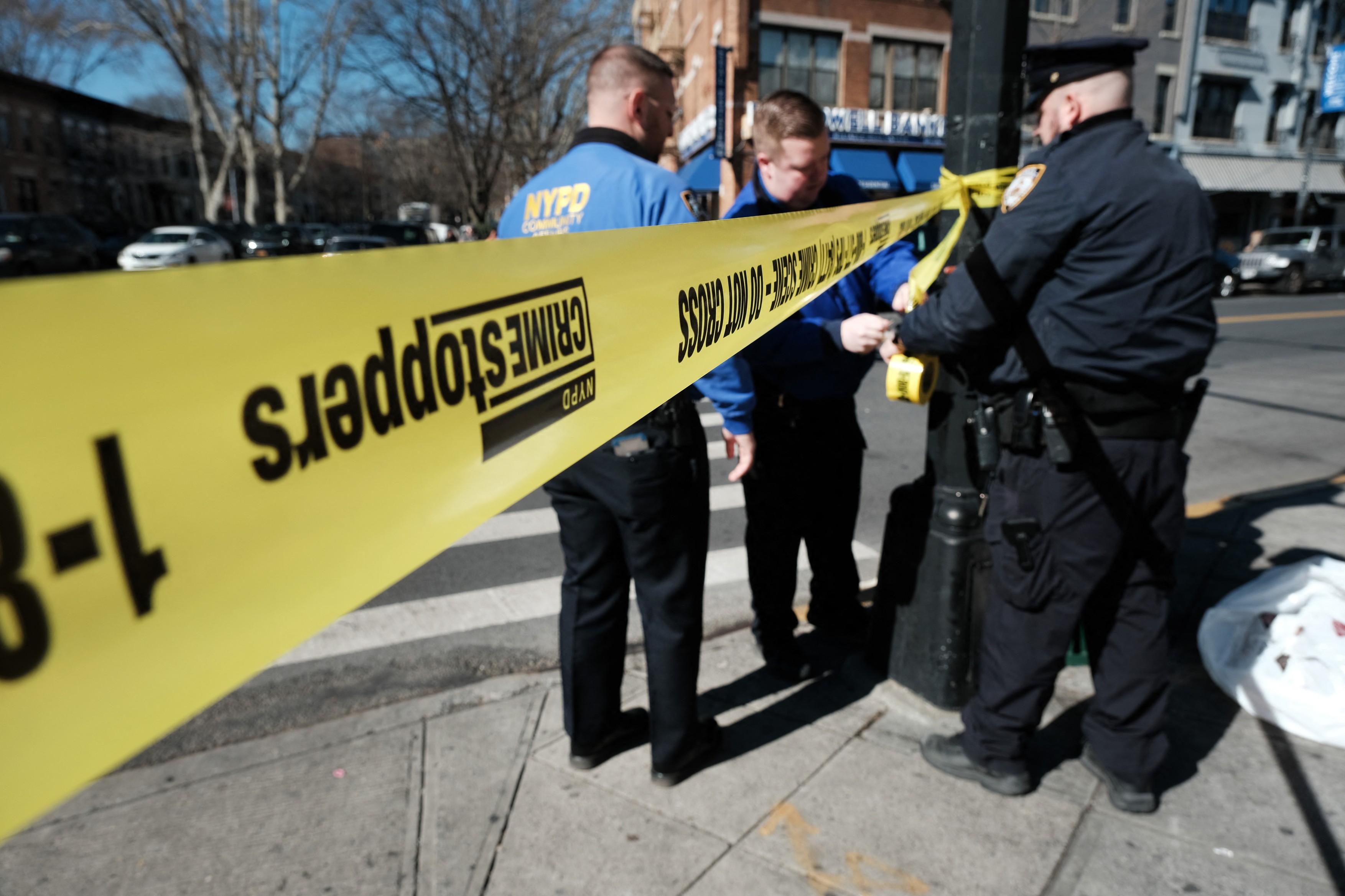 New York: Un bărbat și-a ucis patru membri ai familiei și a rănit doi polițiști înainte de a fi ucis
