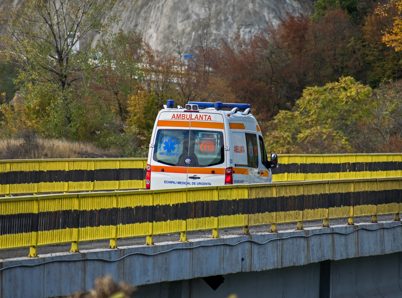 Un TIR a căzut de pe pod, pe DN 7, după ce a lovit o betonieră