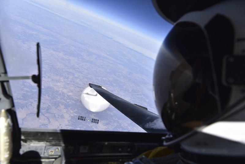 Un pilot american și-a făcut un selfie cu balonul-spion doborât la începutul lunii februarie 2023