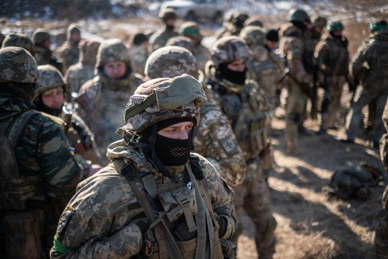 Soldați ucraineni care se antrenează pentru luptă lângă orașul Harkov