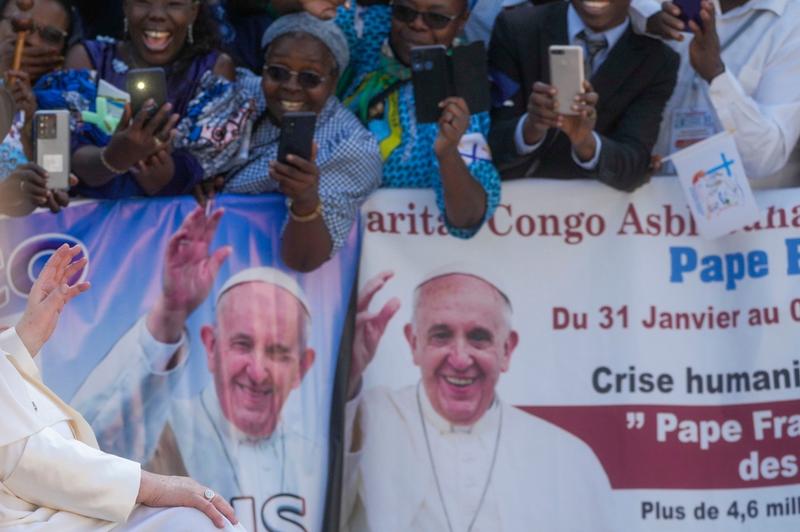 Papa Francisc a fost primit cu entuziasm in Africa