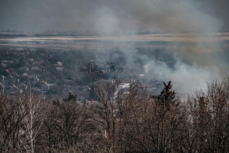Fum deasupra orasului Bahmut, in timp ce rusii si ucrainenii se lupta pentru controlul acestuia