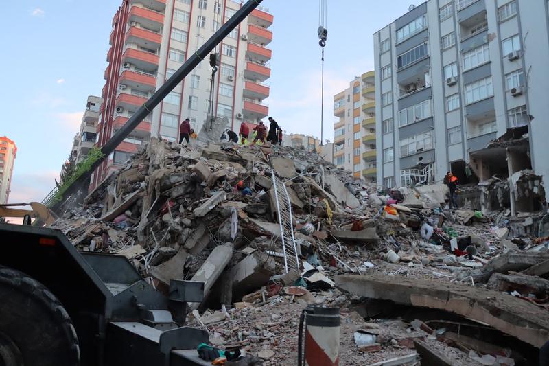 Eforturi de salvare după cutremur în Adana, Turcia