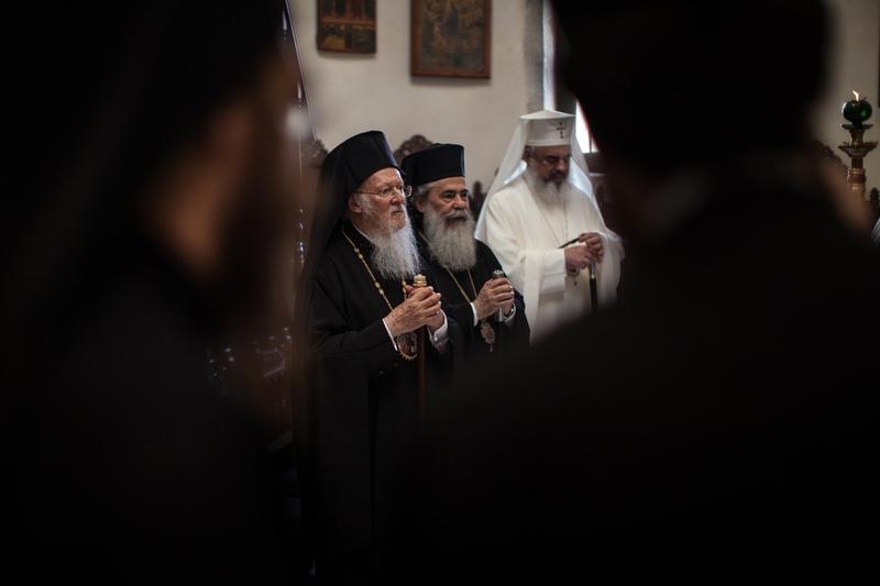 Sinodul de la Creta 2016 (Patriarhul Bartholomew I, stânga, Patriarhul Theophilos al Ierusalimului, centru și Patriarhul Daniel din România 
