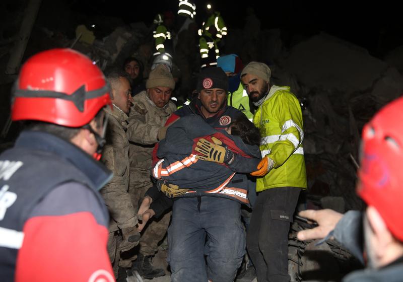 Eforturile salvatorilor continua in Turcia si Siria