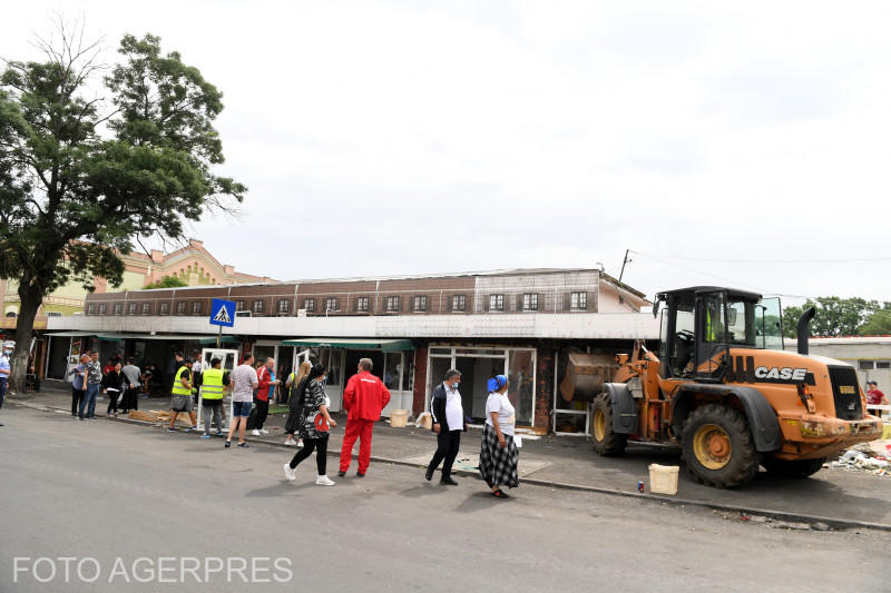 2020. Primaria 5 a bagat buldozarul in Piața de Flori