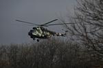 Elicopter Mi-8 zburând la joasă altitudine